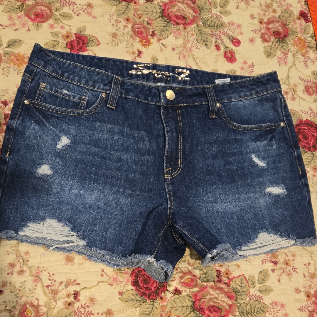 Seven 7 Cut Offs, 14